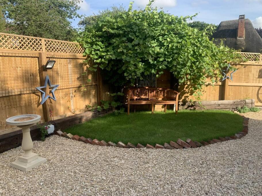 The Shack - Thatched Self Contained Annex Collingbourne Ducis Eksteriør billede